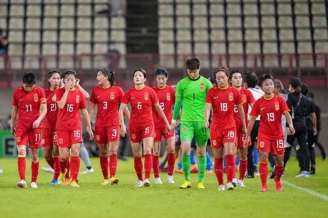 亲吻一个女人